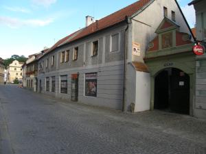 eine leere Straße mit einem Gebäude an der Seite einer Straße in der Unterkunft Apartmán Marie in Český Krumlov