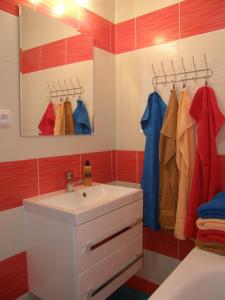 ein Badezimmer mit Waschbecken und Spiegel in der Unterkunft Apartmán Marie in Český Krumlov