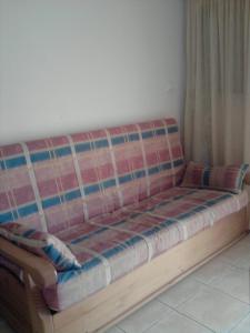 un sofá sentado en la esquina de una habitación en Cullera te espera en Cullera