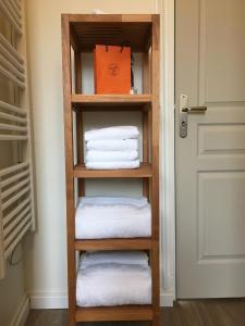 a closet with towels and a door at Appartement Erik Satie in Honfleur
