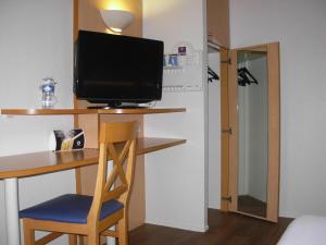 TV a/nebo společenská místnost v ubytování Hotel inn Grenoble Eybens Parc des Expositions Ex Kyriad