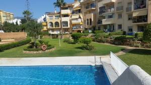 een zwembad voor een appartementencomplex bij Erisa I in Torremolinos