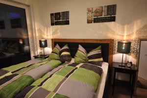 Tempat tidur dalam kamar di Luxury Holiday am Wörthersee