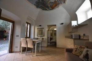 a kitchen and living room with a table and chairs at Casa del Drago in Sulzano