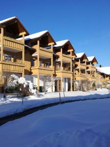 een groot gebouw met sneeuw ervoor bij Allgäu Bergluft in Weitnau