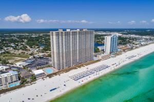 una vista aérea de una playa con edificios y el océano en Tidewater Beach Resort by Panhandle Getaways, en Panama City Beach