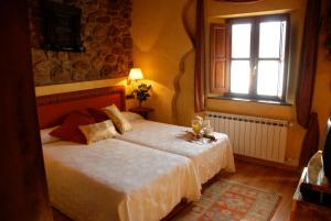1 dormitorio con cama y ventana en Posada Rural Fontibre, en Fontibre