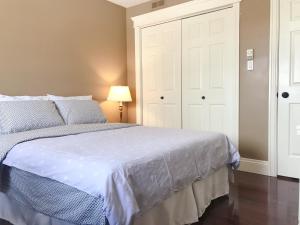 - une chambre avec un lit et un placard blanc dans l'établissement Sweet home, à Moncton