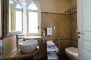 A bathroom at Relais La Placa Még 28 kép