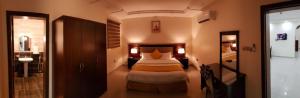 1 dormitorio con 1 cama en una habitación en New Home Furnished Units en Yanbu