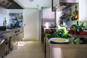 A kitchen or kitchenette at Relais La Placa
