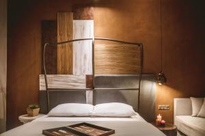 Olea House في يميناريا: سرير مع اللوح الأمامي المعدني في الغرفة