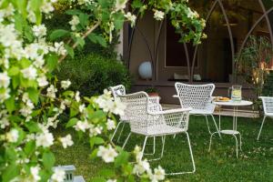 A garden outside Relais La Placa