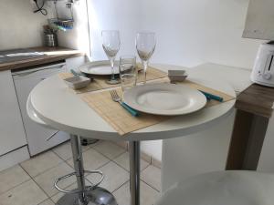 ル・アーヴルにあるAppartement 2p Le Havreのテーブル(2皿、ワイングラス付)