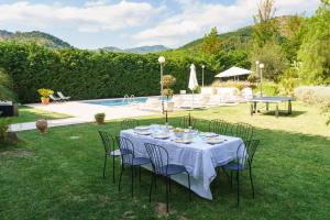 The swimming pool at or close to Relais La Placa