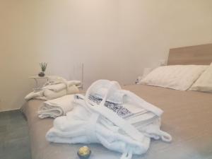ボローニャにあるClelia.f apartmentsのベッドルーム1室(ベッドに白いタオル付)
