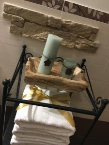 een handdoekenrek met handdoeken en mokken erop bij Ai Carrettieri della Cattedrale in Palermo