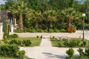 A garden outside Relais La Placa