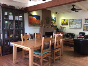 Ruang duduk di Santa Fe Bed & Breakfast