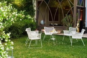 A garden outside Relais La Placa