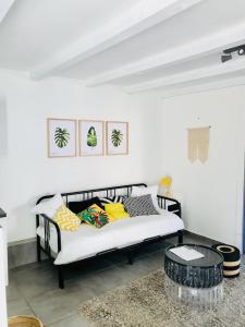 a white room with a bed and a table at Villa l'Icône in Cassis