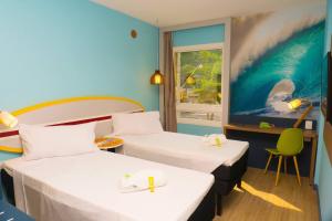 Ένα ή περισσότερα κρεβάτια σε δωμάτιο στο Delphin Surf Hotel