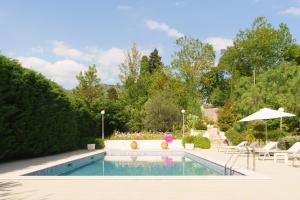 The swimming pool at or close to Relais La Placa