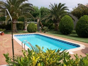 Basen w obiekcie Duplex Playa de Rons lub w pobliżu