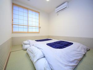 Tempat tidur dalam kamar di カモンイン 比永城町