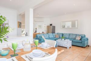 克里夫蘭的住宿－摩頓灣海灘小屋公寓，客厅配有蓝色的沙发和桌子