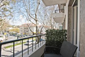 カスカイスにあるCentral Apartment 127 by Saboia Collectionの通りの景色を望むバルコニー(椅子2脚付)