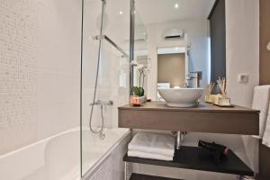 een badkamer met een wastafel en een douche bij Central Apartment 127 by Saboia Collection in Cascais +14 foto's