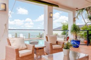 porche con sillas y vistas al océano en Moreton Bay Beach Lodge, en Cleveland