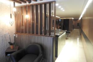 vestíbulo con bar y silla en una habitación en Suites Havre, en Ciudad de México