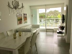 sala de estar con mesa de comedor y sofá en Yoo Deluxe Apartamento, en Punta del Este