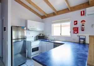 
A kitchen or kitchenette at Canton Beach Holiday Park

