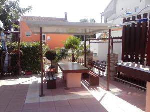 a picnic table under a pavilion on a patio at Apartman Sole in Karigador