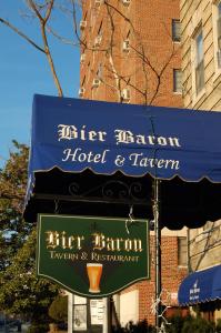 um sinal para um hotel e taberna em frente a um edifício em The Baron Hotel em Washington