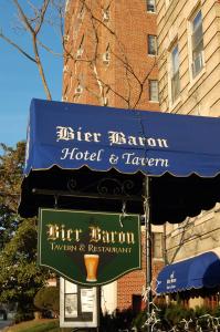 un letrero para un hotel y una taberna frente a un edificio en The Baron Hotel en Washington