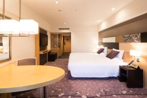 Postel nebo postele na pokoji v ubytování Kyoto Brighton Hotel