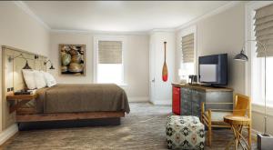 - une chambre avec un lit et une télévision à écran plat dans l'établissement Western Front Hotel, à Saint Paul