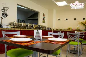 a table with plates and chairs in a kitchen at Casa de la iaia Hotel in Orizaba
