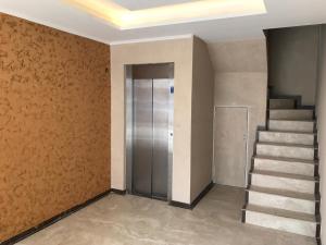 un pasillo con ascensor y escaleras en un edificio en Edificio Tomy en Charata