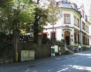 una gran casa blanca al lado de una calle en Ab ins Postkutscherl, en Würzburg