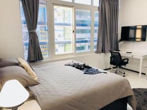 Televisyen dan/atau pusat hiburan di YAMA HOTEL & ROOFTOP BAR