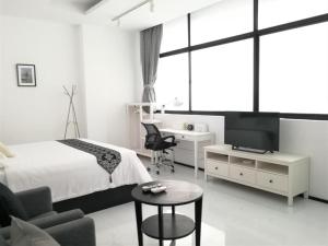 Televisyen dan/atau pusat hiburan di YAMA HOTEL & ROOFTOP BAR