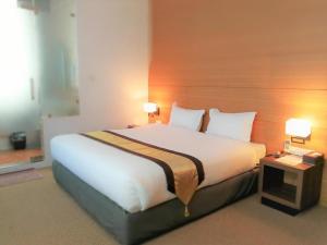 Katil atau katil-katil dalam bilik di YAMA HOTEL & ROOFTOP BAR