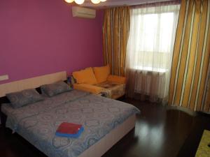 Una cama o camas en una habitación de Avangard 72 on Malygina 52