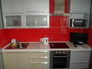 Una cocina o kitchenette en Avangard 72 on Malygina 52
