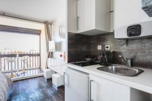 Кухня или мини-кухня в Cap d'Agde Studio - Village naturiste
